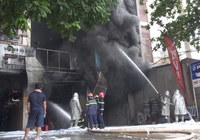 Video: Cháy cơ sở bán lốp ô tô, lửa bắt nhanh bốc ngùn ngụt, 3 ngôi nhà bị thiêu rụi nghi do chập điện