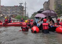 Clip: Mưa xối xả gây ngập lụt tại một số thành phố phía Tây Nam Trung Quốc, ô tô "bơi" giữa đường