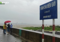 Móng Cái mưa nhỏ, người dân tranh thủ đội mưa chụp ảnh tại mũi Sa Vĩ trước khi bão Talim đổ bộ 