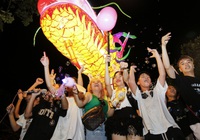 Giới trẻ đổ ra đường, vui chơi tưng bừng trong đêm Lễ hội Trung thu lớn nhất Việt Nam