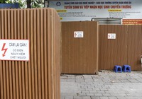 Hàng loạt bốt điện và bồn hoa tại Hà Nội "mặc áo giáp" nhựa giả gỗ 