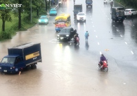 Hà Nội: Loạt ô tô, xe máy quay đầu trên Đại lộ Thăng Long vì ngập úng