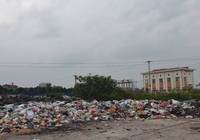 Bãi rác thải ô nhiễm dài hàng trăm mét trên đường gom cao tốc Hà Nội - Bắc Giang khiến người dân lo bệnh tật