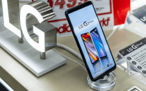 LG khốn đốn mảng điện thoại, Samsung vẫn "hạ mình" vì điều này