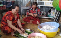 Gói bánh tét truyền thống miền Tây, một chị nông dân Cà Mau tự tạo việc làm, có thu nhập đều quanh năm