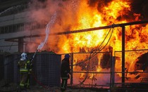 Bể chứa dầu Nga bốc cháy dữ dội; Ukraine mất điện hàng loạt vì bị hơn 70 tên lửa hành trình tấn công