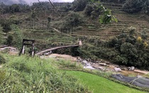 Hà Giang: Cây cầu gỗ mục nát nằm chênh vênh trên suối “kêu cứu”