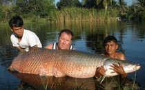 Nhiều thợ săn chật vật "thu phục" thủy quái cá hải tượng long khổng lồ ở vùng châu thổ sông Amazon