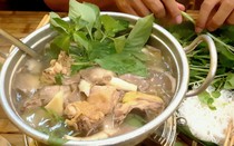 Sài Gòn quán: Quán lẩu gà lá é Phú Yên với 3 loại muối chấm đặc biệt