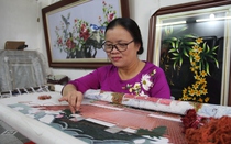 Nghệ nhân làng Quất Động chia sẻ bí quyết thêu tay, tạo ra bức tranh hoàn mỹ