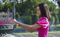 Người Huế nô nức đi lễ, khói nghi ngút một góc chùa Thiên Mụ