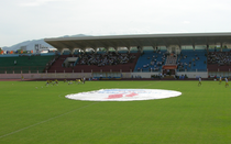 CLB nào của V.League dùng sơn xịt lên cỏ úa, biến "biển cát" thành sân vận động?