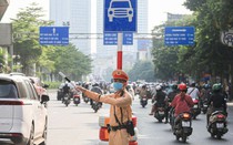 Mức phạt lỗi đi sai làn đường năm 2023: Khác gì không tuân thủ biển báo, có được yêu cầu CSGT cho xem hình ảnh?