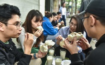 Quán bánh bao vuông lạ mắt 33 năm tuổi, khách xếp hàng chờ mua ở Hà Nội