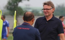 Tin sáng (25/3): HLV Park Hang-seo "gặp riêng” HLV Troussier