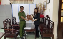 TT-Huế: Nhặt được túi xách chứa nhiều tài sản, thượng úy công an trả lại cho người đánh rơi