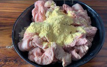 Rửa lòng già không cần cầu kỳ, dùng thứ bột màu vàng này đánh bay hết sạch mùi hôi