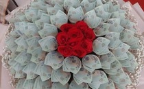 Kết bó hoa bằng tiền thật tặng chị em ngày 8/3 coi chừng phạm luật