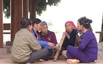 Độc đáo làng phụ nữ hút thuốc lào ở Hòa Bình