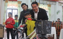 Học sinh ở Quảng Trị cười lộ răng sún khi nhận xe đạp từ đoàn thiện nguyện tỉnh Long An