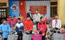 Trao xe đạp nâng bước đến trường cho học sinh vùng lũ Quảng Trị