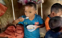 Trẻ nhỏ trường Chiềng Sơn ước mơ bữa ăn có đạm, thay bát cơm chan canh nhạt