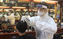 ẢNH: Người Sài Gòn xếp hàng cắt tóc, thợ mặc đồ bảo hộ, đổ mồ hôi hột ngày đầu mở lại