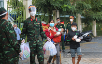 Ảnh: Bộ đội, chính quyền TP.HCM hỗ trợ đoàn người  đi bộ từ Long An về các tỉnh Tây Nguyên