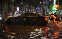 TP.HCM ngập nặng do mưa lớn kết hợp triều cường