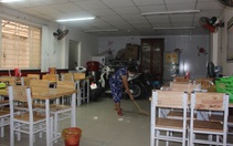 TP.HCM: Nhiều hàng quán lau chùi, dọn dẹp để chuẩn bị phục vụ bán tại chỗ