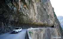 Đường xuyên núi ngoạn mục bậc nhất Trung Quốc