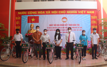 Tặng xe đạp cho học sinh mất người thân vì Covid-19 trong ngày hội Đại đoàn kết dân tộc