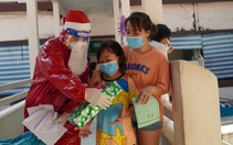 Y, bác sĩ hóa trang thành ông già Noel mang Giáng sinh ấm áp đến các bệnh nhi F0