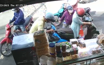 Clip: Dừng xe mua bánh kem, một phụ nữ bị dàn cảnh cướp hơn 30 triệu đồng