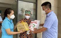 Báo NTNN/Dân Việt trao quà của các nhà hảo tâm tới lao động gặp khó khăn phường Xuân Phương