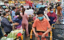 Người Sài Gòn chen chân mua sắm tới nửa đêm, "gom cả siêu thị" về nhà ăn Tết