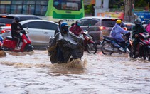 Mưa lớn cuối ngày, nhiều tuyến đường TP.HCM ngập úng