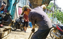 Người đàn ông 60 tuổi xin nghỉ việc, giúp người dân dọn dẹp rác sau lũ tại Đà Nẵng