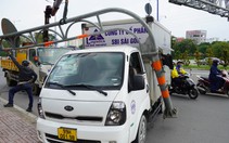 Xe tải di chuyển vào làn đường xe hai bánh, tông gãy thanh sắt giới hạn chiều cao dưới chân cầu Sài Gòn