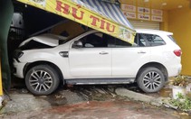 TP.HCM: Ô tô 7 chỗ tông sập một mảng tường cửa hàng của người dân