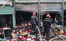 Công an điều tra vụ cháy hai kiot quần áo cháy rụi ở chợ Tân Lập, TP.Thủ Đức