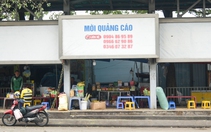 Loạt nhà chờ xe buýt ở Hà Nội bị "hô biến" thành hàng quán, xung quanh toàn rác thải