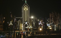 Nhà thờ đá Sa Pa rực sáng lung linh trong đêm trước ngày lễ Giáng sinh 2022