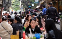 Thưởng thức món ngon trên phố đi bộ ẩm thực mới ở Hà Nội