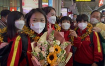 Đội tuyển nữ Việt Nam vui cười "híp mắt" trong vòng vây của người hâm mộ tại TP.HCM