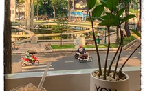 Thảnh thơi ngắm phố phường Sài Gòn bên ly cà phê nóng