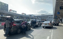 Siết chặt nạn xe dù: Tân Sơn Nhất xử phạt nhiều trường hợp