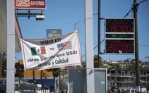 Trừng phạt Nga: Dân Mỹ phải sang Mexico đổ xăng giá rẻ