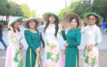 Hàng nghìn tà áo dài thướt tha tại phố đi bộ Nguyễn Huệ