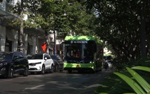 Cận cảnh xe buýt điện khởi hành chuyến đầu tiên ở TP.HCM